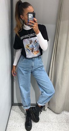 Grunge Travel Outfits, Tshirt Turtleneck Outfit, Chic Indie Outfits, Black White And Gray Outfits, Women Flare Jeans Outfit, Black Everyday Outfits, Large Jean Jacket Outfit, Casual 2024 Style Trends, Light Denim Jeans Outfit Winter