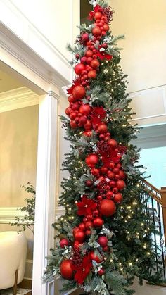 Slim Christmas Tree, Creative Christmas Trees, Elegant Christmas Trees, Decor 2023, Christmas Tablescape, Red Christmas Tree, Christmas Themes Decorations