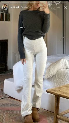 Flare Leggings Outfit, Sandal Tali, Indie Vibes, Look Adidas, Leggings Outfits, Estilo Indie, London Outfit