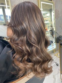 Light Brunette Hair, Rambut Brunette, Honey Brown Hair, Brown Hair Looks, Brown Hair Inspo, Brunette Hair With Highlights, Caramel Highlights, Brunette Balayage Hair, Brown Hair Balayage