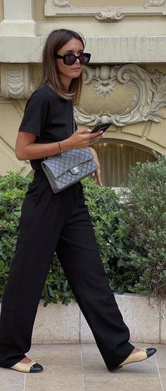 Chanel Bag Aesthetic, Black Chanel Bag, Chic Airport Outfit, Look Legging, Paris Mode, Corporate Outfits, Elegante Casual, Fashion Mistakes, Looks Chic