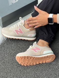 Zapatillas New Balance, Pretty Sneakers, Athleisure Shoes, Back To School Shoes, Shoes Outfit Fashion, Outfit Mujer