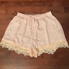 Great Condition Nwt Spring Lace Trim Pajama Shorts, Chic Spring Sleepwear, Lace Trim Pajama Shorts For Spring, Chic Spring Short Sleepwear, Chic Short Sleepwear For Spring, Feminine Bottoms With Elastic Waistband For Daywear, Chic Lace Trim Short Bottoms, Lace Trim Short Bottoms For Loungewear, Lace Trim Short Length Loungewear Bottoms