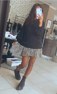 Fall Dresses With Panty Hose, Winter Fashion Ideas For Women, Over 40 Alternative Fashion, Leopard Skirt Chelsea Boots, Edgy Fall Midi Skirt, Spring Outfits Plus Size, Lederhosen Outfit, Leopard Print Skirt, Neue Outfits