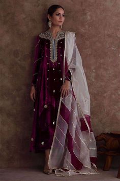 Velvet long kurta with straight silk pant,kurta has beautiful sequin ,beads hand embroidery over the neck and sleeves with small motifs all over the front. It has beautiful two shades organza dupatta to complete your super stylish look for any party or wedding. There will be lining under the velvet top ✨This dress can be customise in any other colour and in all size, please contact us regarding any changes if you want.We will make this dress as per customer requirement. ✨ Our dresses take little White Organza Dupatta, Velvet Pants Outfit, Elegant Velvet Dress, Beads Hand Embroidery, Embroidered Velvet Dress, Velvet Dress Plus Size, Velvet Kaftan, Dress Kurti, Small Motifs