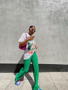 Crocs Outfit Summer Black Women, Street Style Crocs, Green Plisse Pants Outfit, Green And Pink Outfits For Women, Plisse Trousers Outfit, Pink Pants Outfit Summer, White Pants Street Style, Plisse Pants Outfit