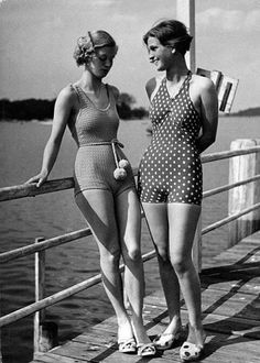 . Retro Swimwear, Vintage Bathing Suits, Mode Hippie, Vintage Swim, Vintage Swimwear, Vintage Fashion Photography, Vintage Swimsuits, Retro Mode, 1930s Fashion