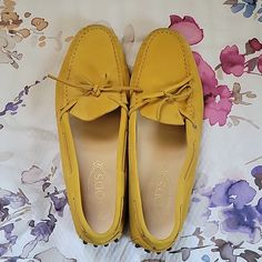 Tod's Loafers In Like New Condition Size 40 Women 40 Women, Tods Shoes, Gold Yellow, Flat Shoes Women, Loafer Flats, Loafers, Like New, Yellow Gold, Women Shoes