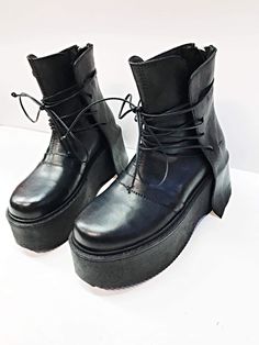 Extravagante Frauen Stiefel, Asymmetrische Plateau Schuhe, Ganzjährig, Gothic Frauen Booties, Leder Stiefeletten,Platform Grunge Stiefel ❤️ Extravagante Designs und hochwertige Stoffe! ❤️ Materialien & Pflege Echtes Leder Mit einem weichen Tuch und kaltem Wasser reinigen ❤️ Versand ✈ Versandfertig Die Zeit, die ich benötige, um eine Bestellung für den Versand vorzubereiten, variiert. Für Details siehe Einzelstücke. Priority Versand wird für alle unsere Pakete verwendet: STANDARDVERSAND * Versand in die USA und Kanada - 10-20 Werktage * Versand in die EU - 5-10 Werktage * Versand nach Australien, NZ -geschäftlich 10-20 Tage * Überall sonst -geschäft 10-20 Tage DHL-EXPRESS-VERSAND USA, Kanada: 2-4 Werktage Europa: 2-4 Werktage Australien und Asien: 2-5 Werktage Überall sonst: 2-6 Werktage ❤️ Costume Shoes, Platform Shoes, Dhl Express, Costumes For Women, Winter Boot, Leather Boots, Combat Boots, Womens Boots, Ankle Boots