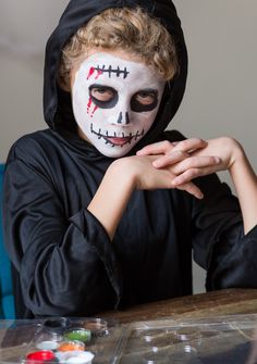 Halloween-sminkning i 7 steg - Steg för steg Reaper Costume, 2024 Halloween, Diy Halloween, Halloween Diy, Halloween Face, Face Makeup, Halloween Face Makeup, Halloween, Tattoos