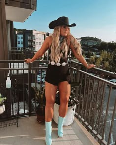 Country Concert Outfits For Women – 24 Styles To Try Western Concert Outfit, Stagecoach Outfits, Nashville Style Outfits, Summer Country Concert Outfit, Country Outfits Women, Foto Cowgirl, Country Concert Outfits