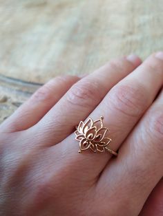 Very pretty lotus flower ring. Gold or silver. Size 7 or 8 Meaningful Ring Designs, Lotus Gold Ring, Lotus Ring Gold, Pretty Jewellery Rings, Gold Ring Design For Women Indian, Gold Finger Rings Unique, Lotus Engagement Ring, Stylish Jewelry Accessories, Lotus Flower Jewelry