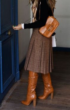 Brown Riding Boots Skirt Outfit, Tall Boots With Skirt, Brown Tall Boots Outfit, Dress With Riding Boots, Winter Boots Women Outfits, Camel Boots Outfit, Cognac Boots Outfit, Outfits Dressy