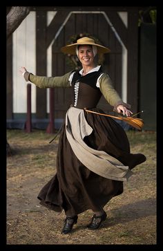 Brown linen kirtle, linen tie on sleeves, apron and wool partlet. All based on the Tudor Tailor patterns. Tudor Mansion, Tudor Tailor, Tudor Costumes, Medieval Garb, Class Outfit