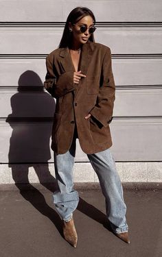 Manhattan Street Style, Oversized Button Up Shirt Outfit Fall, Suede Blazer Outfit, Fitted Blazer Outfit, Brown Boots Outfit Fall, Rust Outfit, Brown Suede Jacket Outfit, Brown Jeans Outfit, Brown Outfit Aesthetic