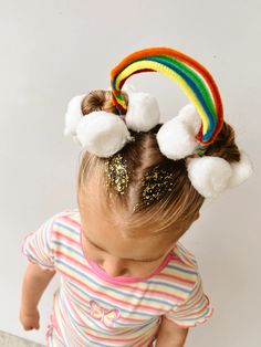 Super easy diy rainbow hair🌈 All you need is: •Pipe cleaners •Cotton balls  •Hot glue •Glitter mixed with hair gel  To make: You take a cup and place two hair ties on it, you then glue your cotton balls. While you wait for that to dry, take your pipe cleaners and twist the ends to form your rainbow. You then glue the rainbow to the inside of your pony tails. Place it on their buns and there you have a cute rainbow! ✨🌈 Crazy Buns Hairstyles, Pipe Cleaner Hairstyles, Diy Rainbow Hair, Crazy Hair For Kids, Girls Hairdos, Globe Crafts, Art Classroom Decor, Pony Tails, Hat Day