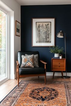 Mid Century Modern Beach Living Room, Mid Century Millennial, Mid Century Modern Color Pallet, American Mid Century Interiors, Navy Small Living Room, Vintage Mid Century Living Room, Moody Minimalist Home, Mid Century Modern Living Room Black, Dark Mid Century Living Room