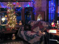 Home for Christmas~ 90s Christmas Aesthetic Decorating Ideas, Early 2000s Christmas Decor, Christmas Nastolgia Aesthetic, 2000s Christmas Aesthetic Decor, Cozy Early 2000s Home, Christmas Room Ideas, 90s Christmas, Home For Christmas