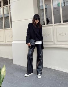 Black Leather Pants Outfit, Lederhosen Outfit, Black Leather Pants, Street Style Chic, Mode Inspo, Casual Winter Outfits, Cool Street Fashion, Winter Fashion Outfits