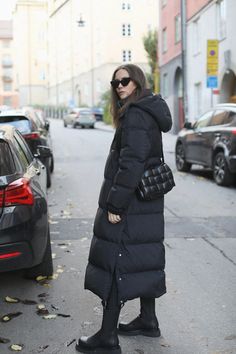 Long Black Puffer Coat Outfit, Long Parka Outfit, Black Puffer Coat Outfit, Long Puffer Coat Outfit, Long Jacket Outfit, Long Black Puffer Coat, Puffer Coat Style, Puffer Coat Outfit, Vinter Mode Outfits