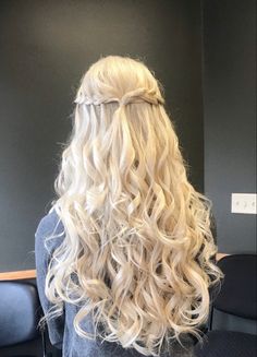 Cinderella Prom Hair, Home Coming Hair Styles For Long Hair, Classy Formal Hairstyles, Blonde Prom Hair, Cinderella Hairstyle, Bridgerton Hair, Cinderella Quince, Formal Hairstyle, Blonde Wedding Hair