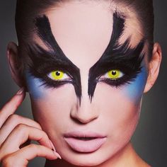 Crow Face Paint, Bird Makeup Ideas, Crow Makeup, Owl Makeup, Scary Birds, Alice In Wonderland Makeup, Animal Face Paintings, Wonderland Makeup