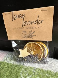 Lemon Lavender Simmer Kit These simmer kits contain dried lemon slices, dried lavender flowers, and a vanilla scented wood chip. Add the contents of the simmer kit to 4 cups of water on your stove, bring to a simmer and enjoy the clean refreshing smell of florals and citrus. Do not leave pot unattended. Add water as needed. These simmer kits are the perfect small gift for friends, family, employees and teachers.' Citrus is hand sliced and dehydrated in house. Fall Small Business Ideas, Poupori Decoration, Simmer Pot Recipes Dehydrated, Lavender Simmer Pot, Lavender Gifts Diy, Handmade Items That Sell Well, Simmer Kits, Simmer Kit, Christmas Fundraiser Ideas