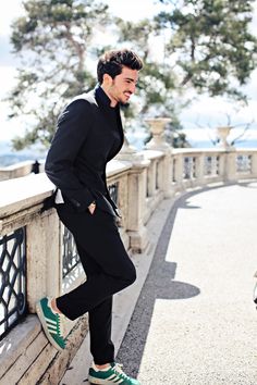 #green Shoes Guys, Mdv Style, Olive Green Shoes, Street Style Magazine, Neon Prom Dresses, Sneakers Outfit Men