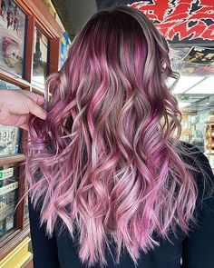 Y2K Pink and White Highlights with Long Tousled Waves Ash Blonde Brown Hair, Y2k Hair Dye, 2000s Hair Trends, Y2k Hair Color, Chunky Highlight, Dark Ginger Hair, Highlights Pink, Dark Blonde Balayage, Brunette With Blonde Highlights