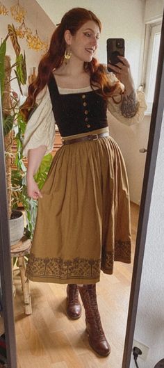 Simple Renisance Fair Outfit, Yellow Ren Faire Outfit, Casual Medieval Outfits Female, Ren Core Aesthetic, Fantasy Cottagecore Aesthetic Outfits, Hobbit Clothes Inspired Outfits, Hobbit Clothes Women, Kitchen Witch Outfit Ideas, Diy Hobbit Costume Women