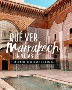 an outdoor pool in the middle of a courtyard with text overlay that reads i que ver mundrech en 4 dias