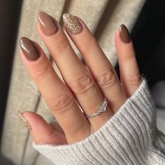 20+ Chic Fall Nail Ideas to Inspire you this Autumn Season — ASHLINA KAPOSTA Fall Gel Nails, Gold Nail, Her Nails, Cute Gel Nails, Round Nails, Short Acrylic Nails Designs, Dipped Nails