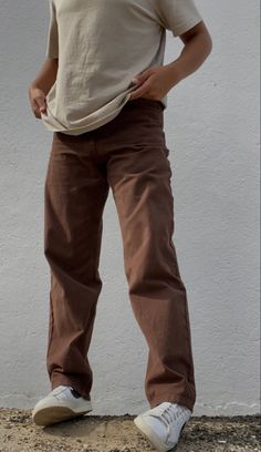 Corteroid Pants Outfit Men, Men’s Brown Jeans Outfit, Brown Pants Mens Outfits, Brown Pants Fit Men, Brown Pant Outfits Men, Outfits With Brown Pants Men, Men Courdoroy Pants Outfit, Neutral Aesthetic Outfits Men, Brown Pants Outfit Aesthetic Men