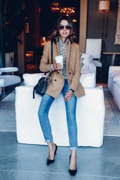 cuffed jeans with camel or beige coat or vest and striped turtle neck kitten pointy black shoes Rihanna Street Style, European Street Style, Camel Blazer, Womens Fashion Casual Chic, Chique Outfit, Mode Shoes, French Street Fashion, Mode Tips, 30 Outfits