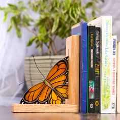 Brighten up your bookshelf with our Handmade Stained Glass Monarch Butterfly Bookends! Each set is crafted by AvalGlass, making every piece unique. These bookends made from Polish oak tree feature vibrant monarch butterflies, adding a splash of color and elegance to any room. Made from real stained glass, these bookends are not only functional but also a beautiful piece of art. The careful handmade process ensures high quality and attention to detail, perfect for nature lovers and book enthusias Stained Glass Bookends, Stained Glass Monarch, Stained Glass Animals, Butterfly Bookends, Book Shelf Decor, Butterfly Stained Glass, L'art Du Vitrail, Stained Glass Butterfly, Monarch Butterflies