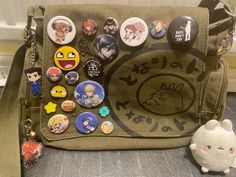 School Bag With Pins, Decorating My Backpack, Decorating Backpack, Bag Decorating Ideas, Pins On Backpack, Bag With Pins