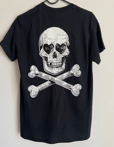 Black t-shirt with skull design on the back Size: S Love Black, Skull Design, Black T Shirt, Black Tshirt, Falling In Love, Gender Neutral, In Love, Adult Outfits, Tops & Tees