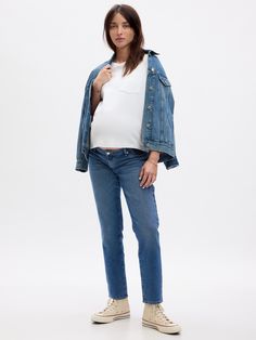 Stretch denim maternity jeans.  Inset panel at side.  Classic 5-pocket styling.  Assorted washes.  Better denim.  Better planet.  This pair of denim is part of our water-saving Washwell program.  Compared to conventional wash methods, Washwell has saved millions of liters of water since 2016.  Please note: Maternity styles cannot be returned in store.  Please enjoy free returns by mail.  Choose your maternity Maternity Style Summer, Maternity Jeans Outfit, Pregnant Outfits, Summer Maternity Fashion, Maternity Styles, Gap Maternity, Maternity Outfits, Girlfriend Jeans, Water Saving