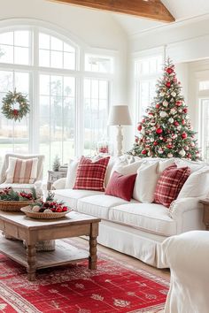 Get easy and stylish Christmas decor ideas for your living room to quickly deck the halls and create a festive atmosphere. #ChristmasOnABudget #DIYDecor #HolidayVibes #FestiveHome #BudgetFriendlyDecor #ChristmasCheer Classic Christmas Tree, Antique Christmas Ornaments, Classy Decor