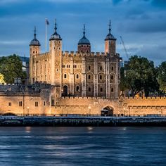 the tower of london is lit up at night