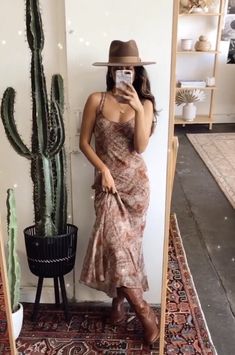 Boho Dinner Party Outfit, Romantic Cowgirl Outfits, 70s Mexico Fashion, Western Chic Dress Outfit, Going Out Boho Outfits, Western Slip Dress Outfit, Texas Boho Style, Western Aesthetic Style, Boho Outfits With Boots