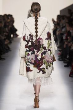 Valentino Fall 2014. Russian pattern in modern fashion. Braid. Mode Russe, Valentino Collection, Mode Crochet, Moda Boho, Russian Fashion, Knit Outfit, Fall 2014