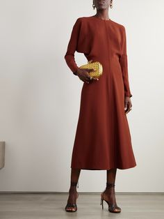 Victoria Beckham's 'Dolman' dress is re-imagined in burnt-orange this season. Made from crepe, it's cut for fluidity and ease of movement, so you'll feel comfortable all day at events. Unzip the cuffs to reveal your watch or a tennis bracelet. Burnt Orange Outfit, Burnt Orange Fashion, Workwear Women, Professional Workwear, Dolman Dress, Louise Roe, Crepe Midi Dress, Burnt Orange Dress, Autumn 2024