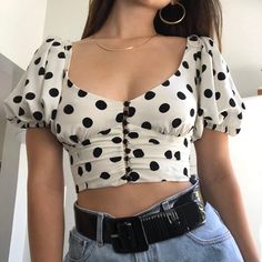 For love and lemons Short Sleeve Crop Top Outfit, Crop Top Outfit, Half Sleeve Women, Short Blouses, Short Sleeve Crop Top, Women Blouse, Summer Crop Tops, Sleeve Women, Floral Print Shorts