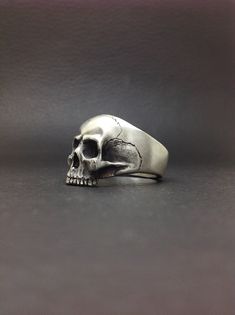 NEW Anatomical Design Keith skull Ring. Brushed finish. Made of 925 sterling silver. Approximate weight: between 20 and 25 grams depending on size.  Measures: Height: 21 mm (seen from the front) Width: 23 mm (seen from the front). This measure varies according to the size. Band width: It starts at 11 mm, decreases to 8.5 mm in the less wide area and grows back to 11 mm. You can choose between 3 types of finishes. Shiny, brushed or vintage rustic finish (more blackened) like the photos 8 and 10 A Head Ring, Skull Fashion, Skull Jewelry, Keith Richards, Exclusive Jewelry, Skull Ring, Celtic Jewelry, Gothic Jewelry, Rock Style