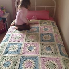 Very special blanket to go on my daughters bed when she moves out of the cot. Aiming for 24 squares ( love that they are big squares)….. 6 down! 7/6/12 ~ decided to make it a bit bigger to f... Motifs Granny Square, Big Bed, Beau Crochet, Crochet Bedspread Pattern, Confection Au Crochet, Crochet Bedspread