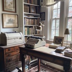 High-Quality Download Office Picture Selection: Work From Home Writers Office Aesthetic, British Country Home, Vintage Office Space, Modern Home Office Ideas, Decorating Office, Productive Office, Home Library Rooms, Office Images, Office Pictures