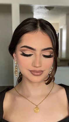 Gold Quince Eye Makeup, Simple Makeup Looks For Prom Black Dress, Soft Glam Prom Makeup Brown Eyes, Natural Makeup Looks For Quinceanera, Mini Prom Makeup, Makeup Ideas Quince, Natural Quince Makeup Looks Gold, Black Quince Makeup, Quincenera Makeup Full Face