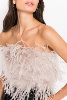 Optez pour le bustier raccourci Zaina pour un look à la fois chic et décadent. Ses plumes douces lui confèrent à la fois un aspect léger et une texture séduisante, et sa fermeture à glissière à l'arrière permet de créer une silhouette ajustée.
Rose
Bustier structuréRaccourciFermeture à glissière centrale à l'arrièreEntièrement doubléMélange de plumes d'autruche
100% Plumes, Doublure 97% Polyester, 3% Élasthanne

COUPE
AJUSTÉ : vêtement près du corps. Si vous vous situez entre deux tailles ou ave Feather Tops, Pink Feathers, Dressing Up, Ostrich Feathers, Bustier Top, Tanzania, Dusty Pink, Tube Top, Trinidad And Tobago