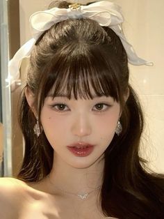 Wonyoung Bow Hairstyle, Wonyoung Front Profile, Wonyoung Curly Hair, Wonyoung Bangs, Kpop Idol Bangs, Wonyoung Hair, Light Makeup Looks, Bad Haircut, Ethereal Makeup